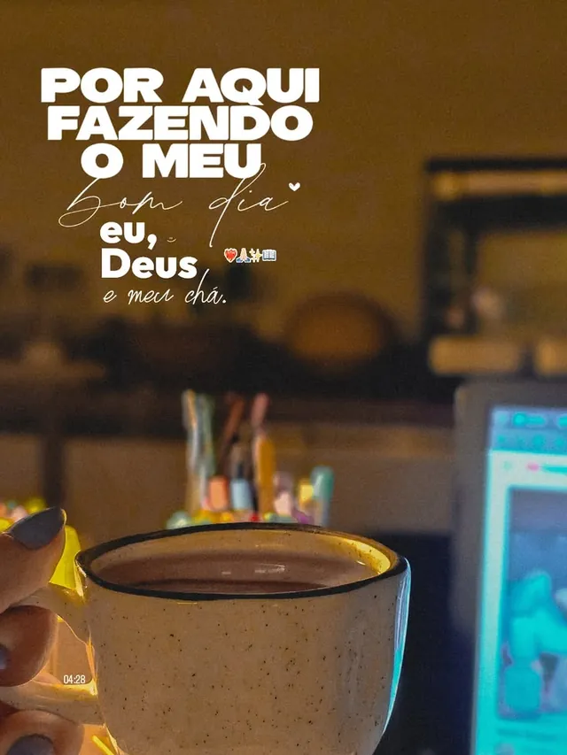 Story de bom dia com xícara de café e a frase por aqui fazendo o meu bom dia