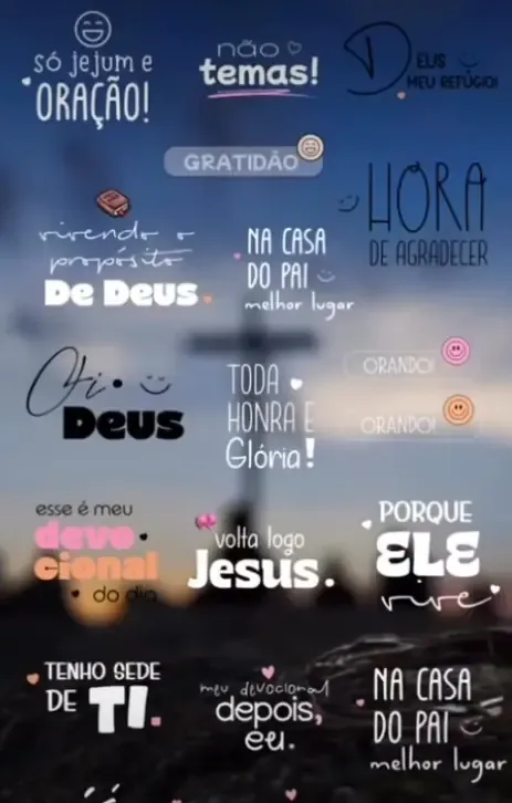 Story com figurinhas de louvor e gratidão aplicadas sobre uma foto de cruz ao entardecer